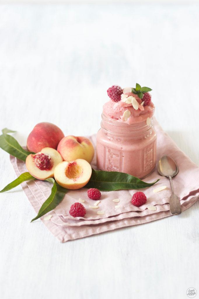 Eis einfach und schnell selbst gemacht mit frischen Früchten zu der Pfirsich-Himbeer-Nicecream von Sweets and Lifestyle