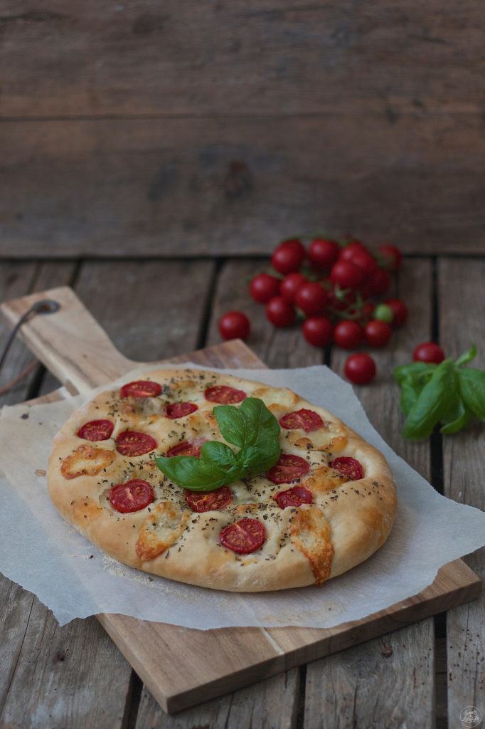 Selbst gemachte Focaccia mit Mozzarella und Tomaten aus dem eigenen Garten nach einem Rezept von Sweets and Lifestyle