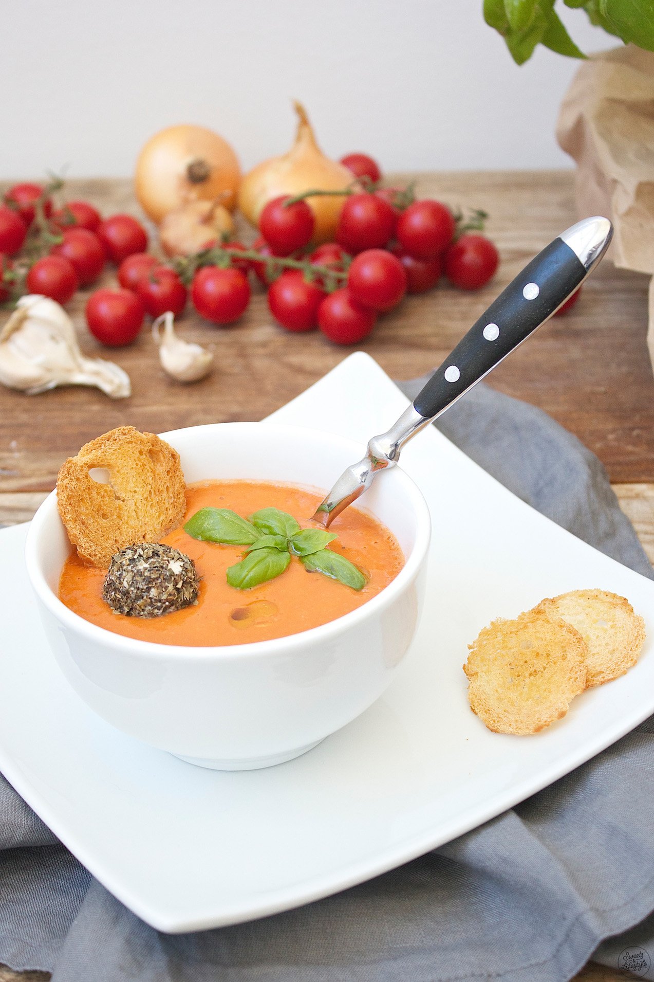 Sommerliche, kalte Tomaten-Gurken-Suppe - Sweets and Lifestyle