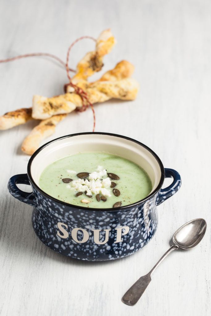 Sommerliche, erfrischende kalte Zucchini Joghurt Suppe serviert mit Brotstangen von Sweets and Lifestyle