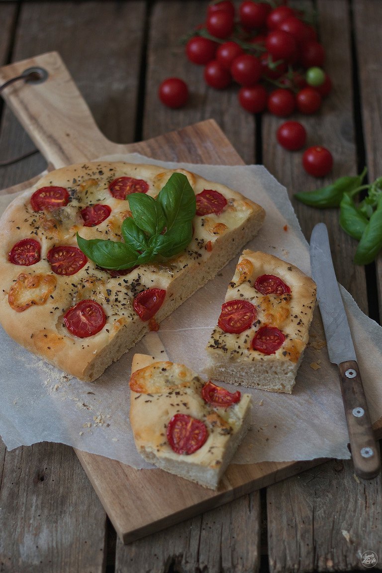 Focaccia mit Mozzarella und Tomaten - Sweets and Lifestyle