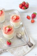 Koestliches Weißes Schokomousse mit Erdbeeren kreiert von Sweets and Lifestyle