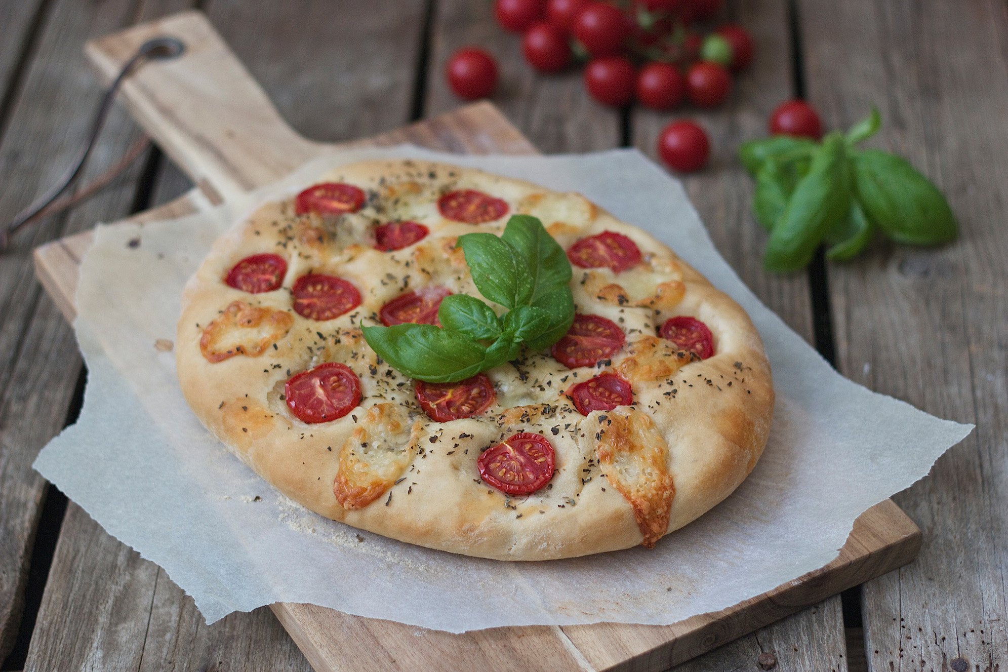 Focaccia mit Mozzarella und Tomaten - Sweets and Lifestyle