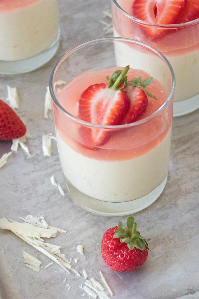 Auf der Zunge schmelzendes Weißes Schokomousse mit Erdbeeren nach einem Rezept von Sweets and Lifestyle