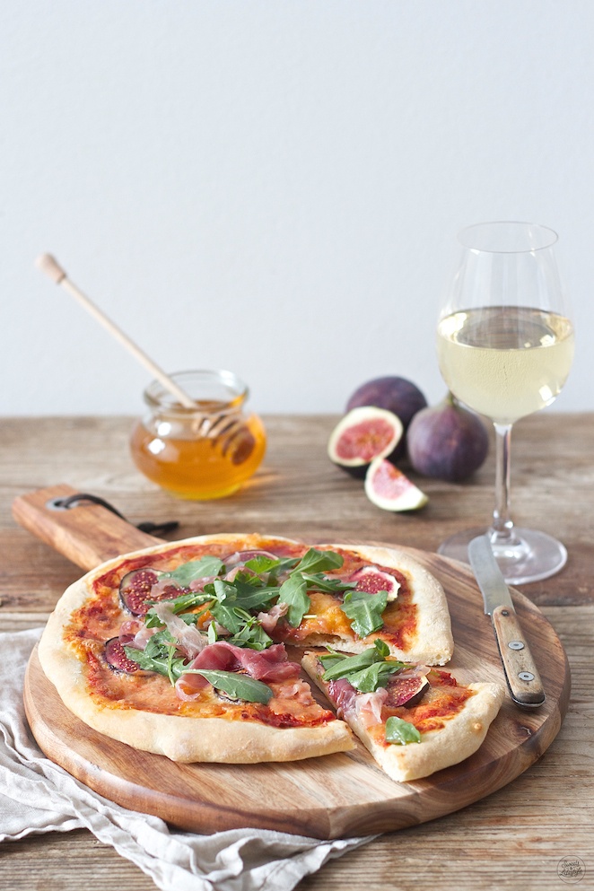 Knusprige Pizza mit Feigen Prosciutto Rucola und Honig von Sweets & Lifestyle