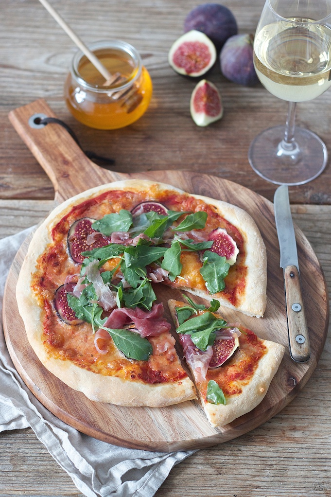 Knusprige Pizza mit Feigen Prosciutto Rucola und Honig von Sweets & Lifestyle