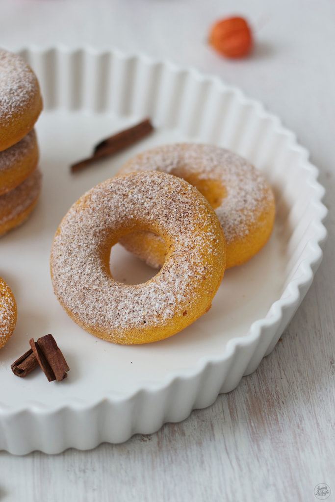 Saftige Kürbis Donuts aus dem Backofen in Pumpkin Spice Zucker gewältzt von Sweets & Lifestyle®