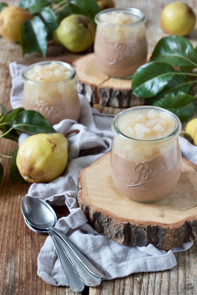 Schnelles Nougatmousse mit Birnenkompott als Dessert im Glas serviert von Sweets & Lifestyle®
