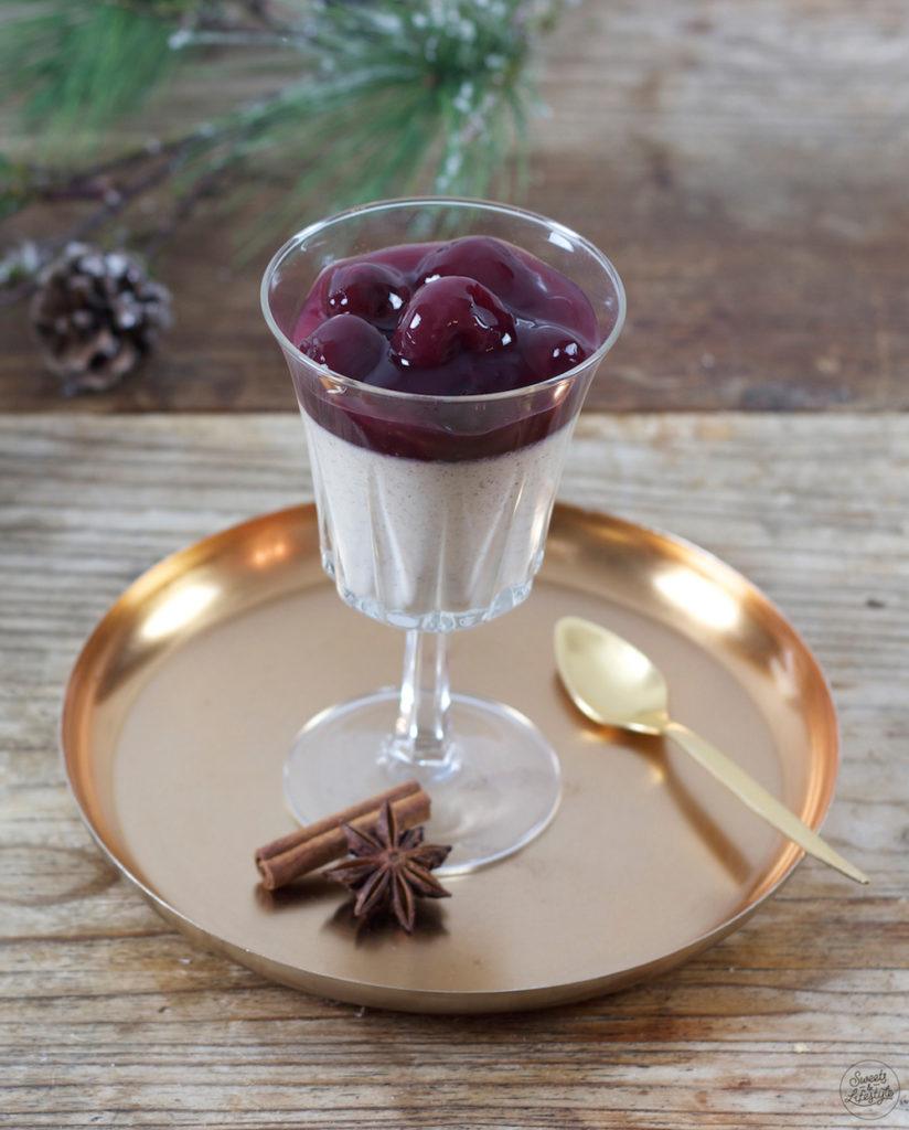 Lebkuchen Panna Cotta mit Kirschsauce als Weihnachtsdessert im Glas von Sweets & Lifestyle®
