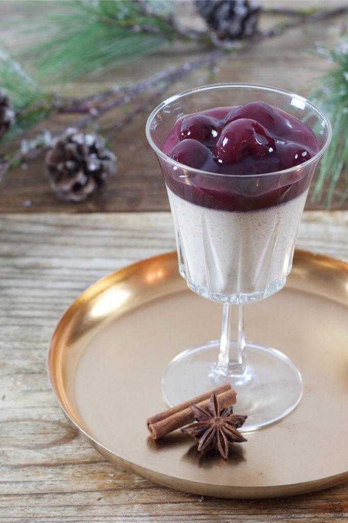 Lebkuchen Panna Cotta mit Kirschsauce serviert als Weihnachtsdessert im Glas von Sweets & Lifestyle®