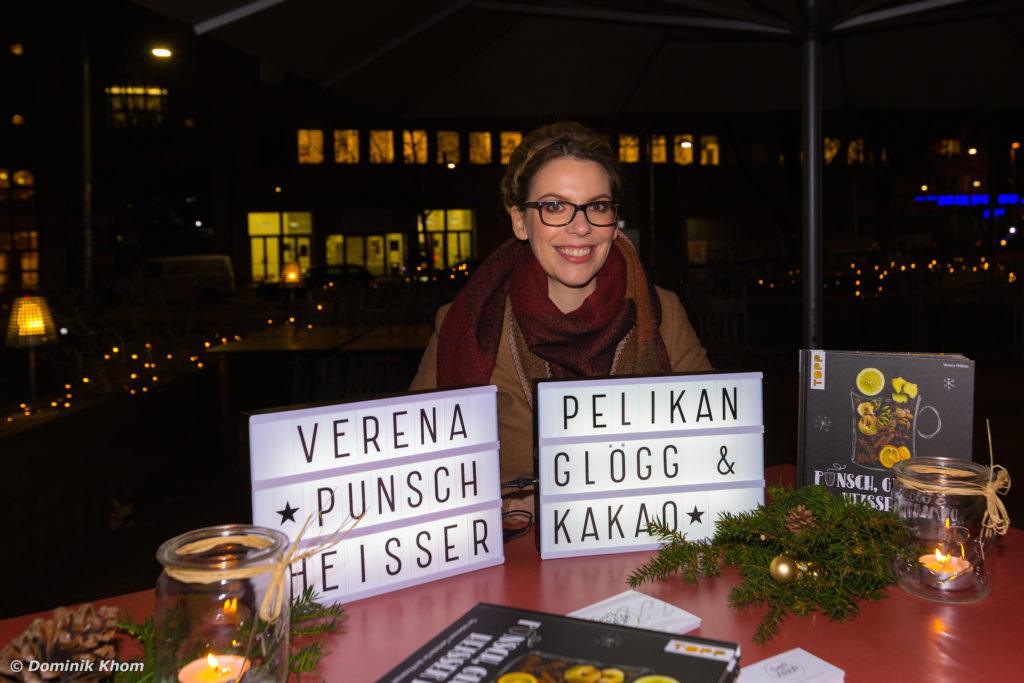 Buchpräsentation vom Getränke Buch Punsch Glögg und heißer Kakao von Verena Pelikan auf der Terrasse des Restaurants Heuer am Karlsplatz