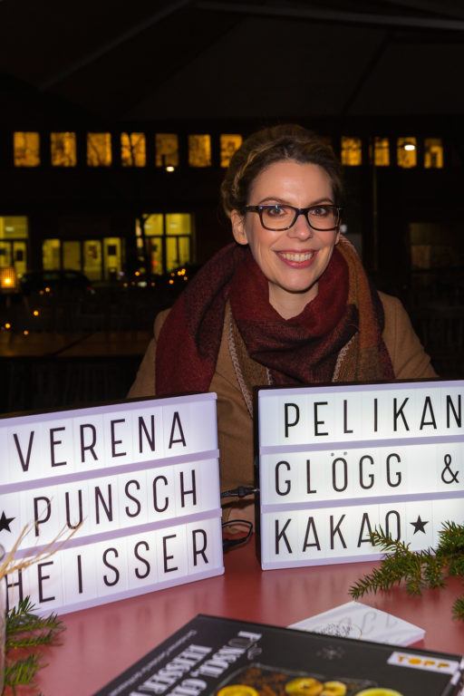 Buchpräsentation vom Getränke Buch Punsch Glögg und heißer Kakao von Verena Pelikan auf der Terrasse des Restaurants Heuer am Karlsplatz