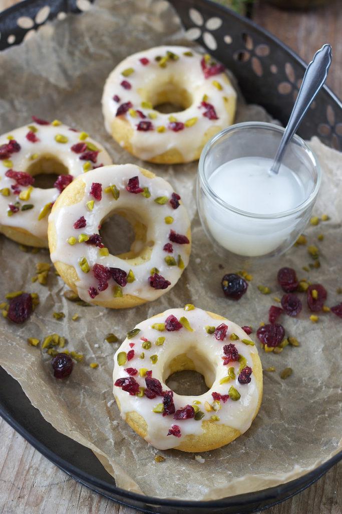 Köstliche Donuts aus dem Backofen mit Cranberrys und Pistazien von Sweets & Lifestyle®
