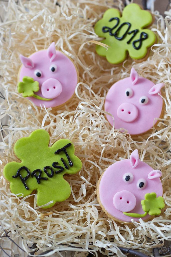 Glücksschweine aus Mürbteig als selbst gemachte Neujahrsglücksbringer von Sweets & Lifestyle®