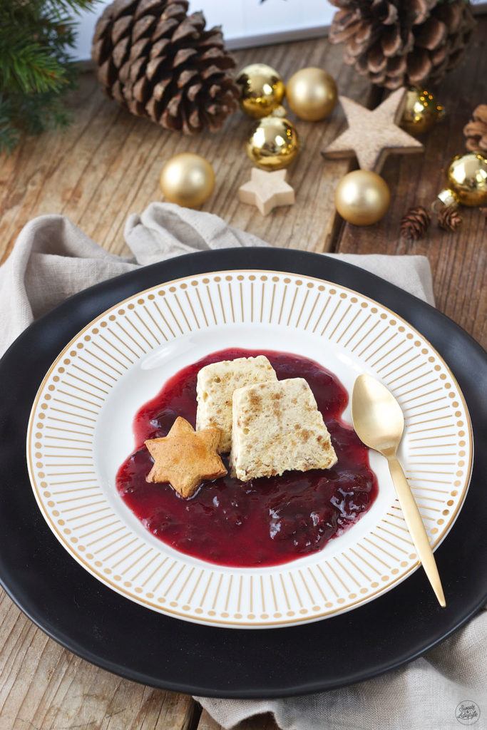 Leckeres Lebkuchenparfait mit Rotweinzwetschgen als Weihnachtsdessert von Sweets & Lifestyle®