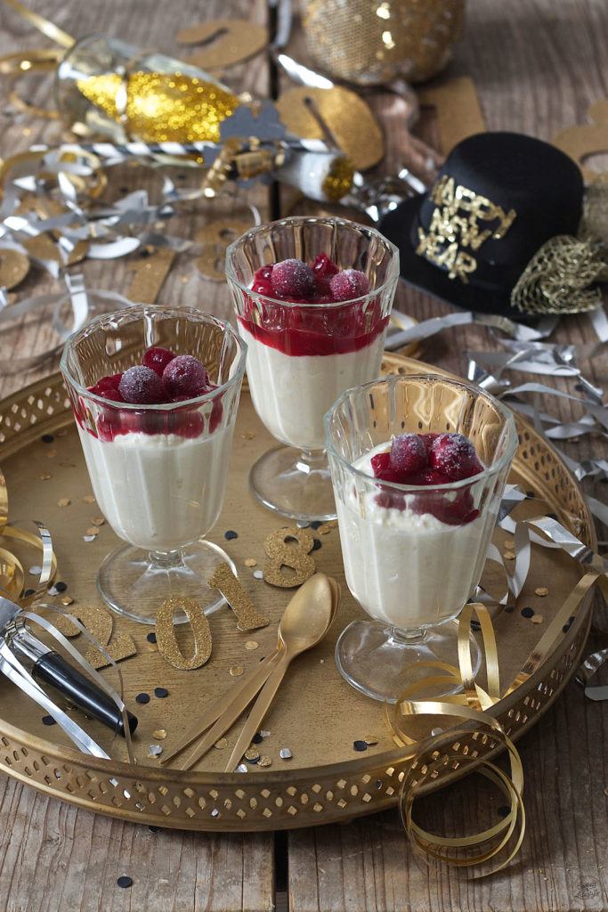 Weißes Schokomousse mit Cranberrysauce als Silvesterdessert von Sweets & Lifestyle®
