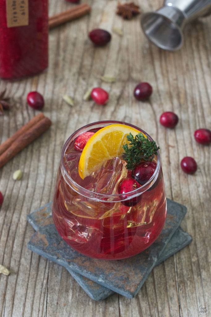 Cranberry Bourbon Cocktail mit selbst gemachtem Cranberrysirup von Sweets & Lifestyle®