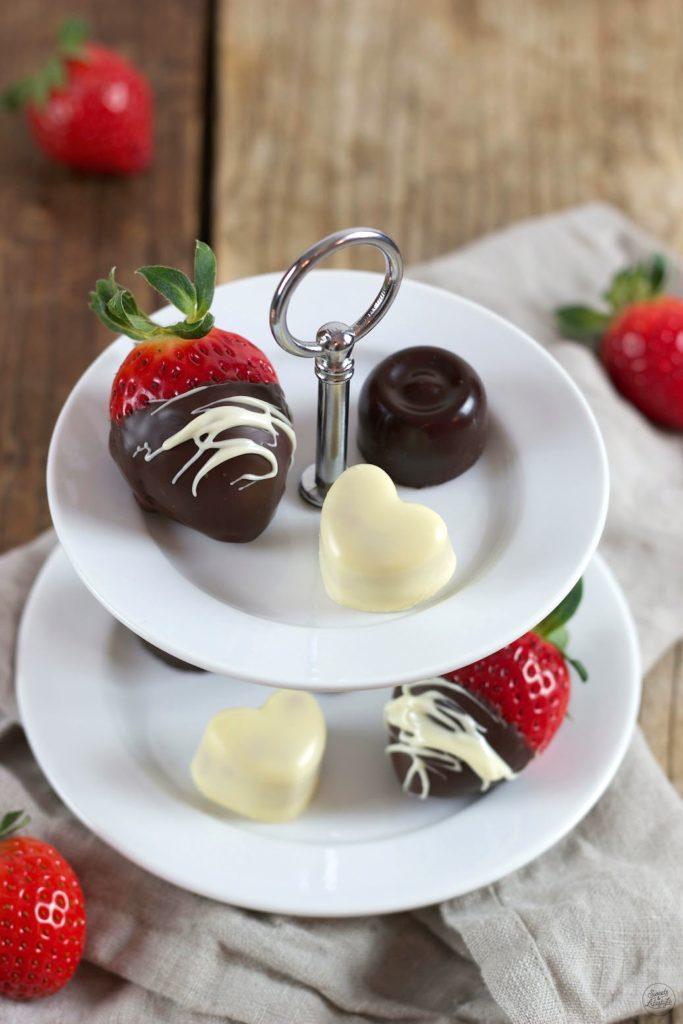 Pralinen selbstgemacht mit Erdbeerfüllung zum Valentinstag von Sweets & Lifestyle®