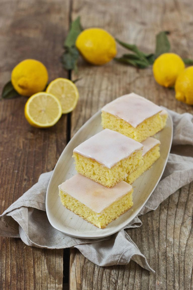 Saftiger Zitronenkuchen vom Blech - Rezept - Sweets &amp; Lifestyle®