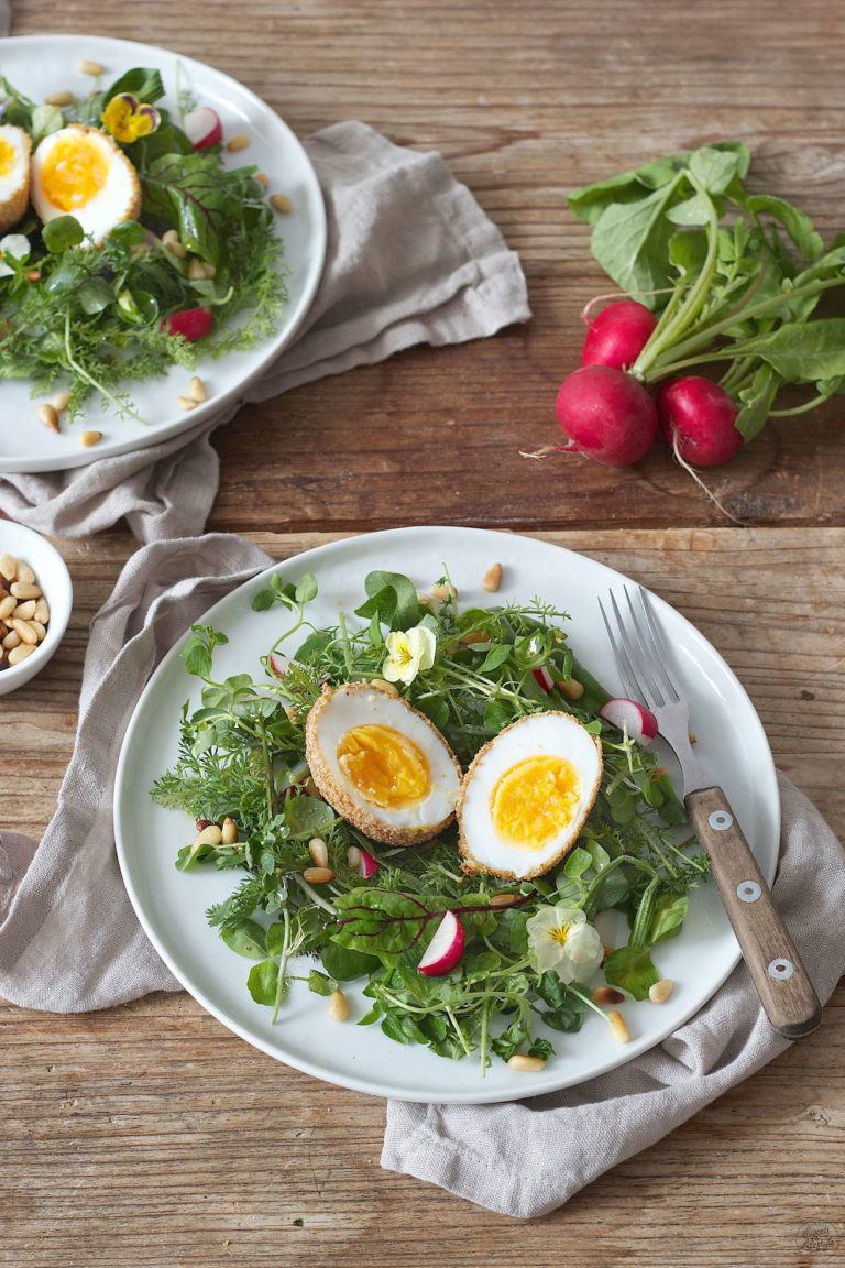 Gebackenes Ei auf Salatbett - Rezept - Sweets &amp; Lifestyle®