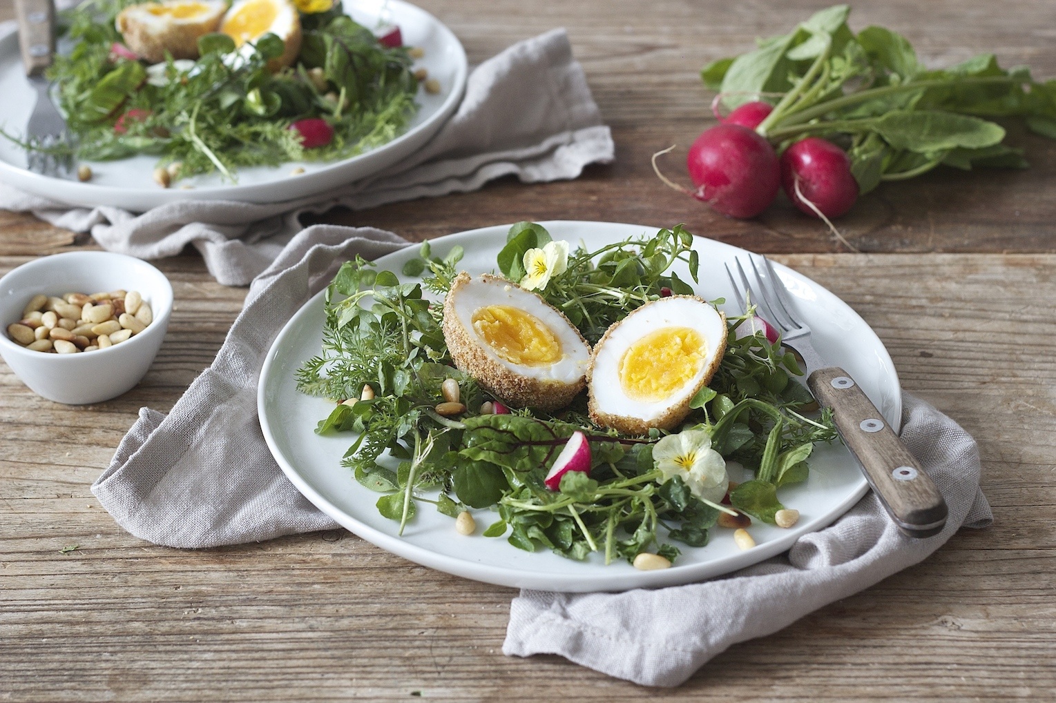 Gebackenes Ei auf Salatbett - Rezept - Sweets &amp; Lifestyle®