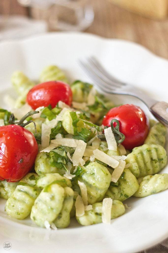 Bärlauch Gnocchi mit Pesto und gerösteten Tomaten von Sweets & Lifestyle®