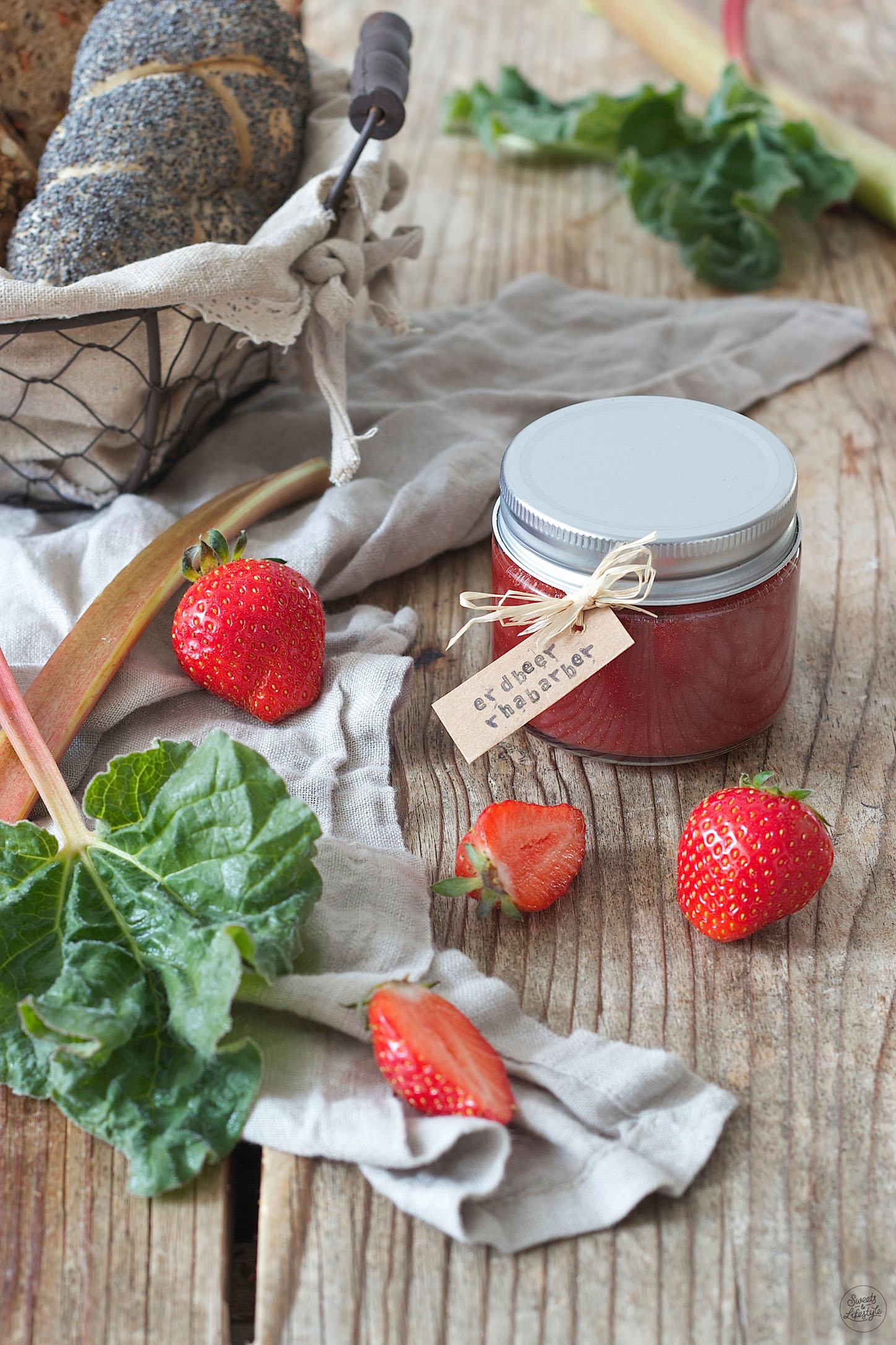 Erdbeer Rharbarber Marmelade Mit Einem Leichten Ha — Rezepte Suchen