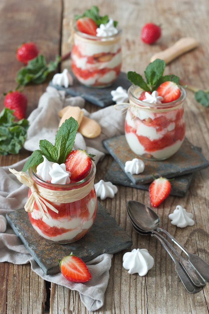 Rhabarber Erdbeer Tiramisu ohne Ei serviert als Dessert im Glas von Sweets & Lifestyle®