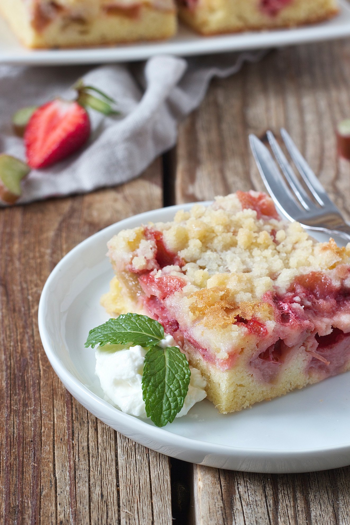 Erdbeer Rhabarber Kuchen mit Streusel - Rezept - Sweets &amp; Lifestyle®