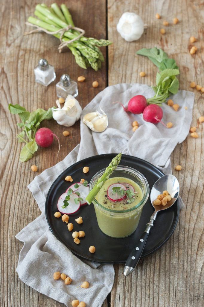 Grüne Spargel Gazpacho mit Backerbsen serviert von Sweets & Lifestyle®