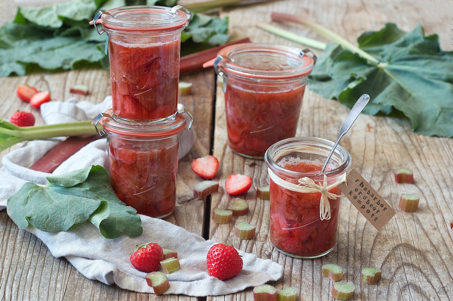 Erdbeer Rhabarber Kompott - Rezept - Sweets &amp; Lifestyle®