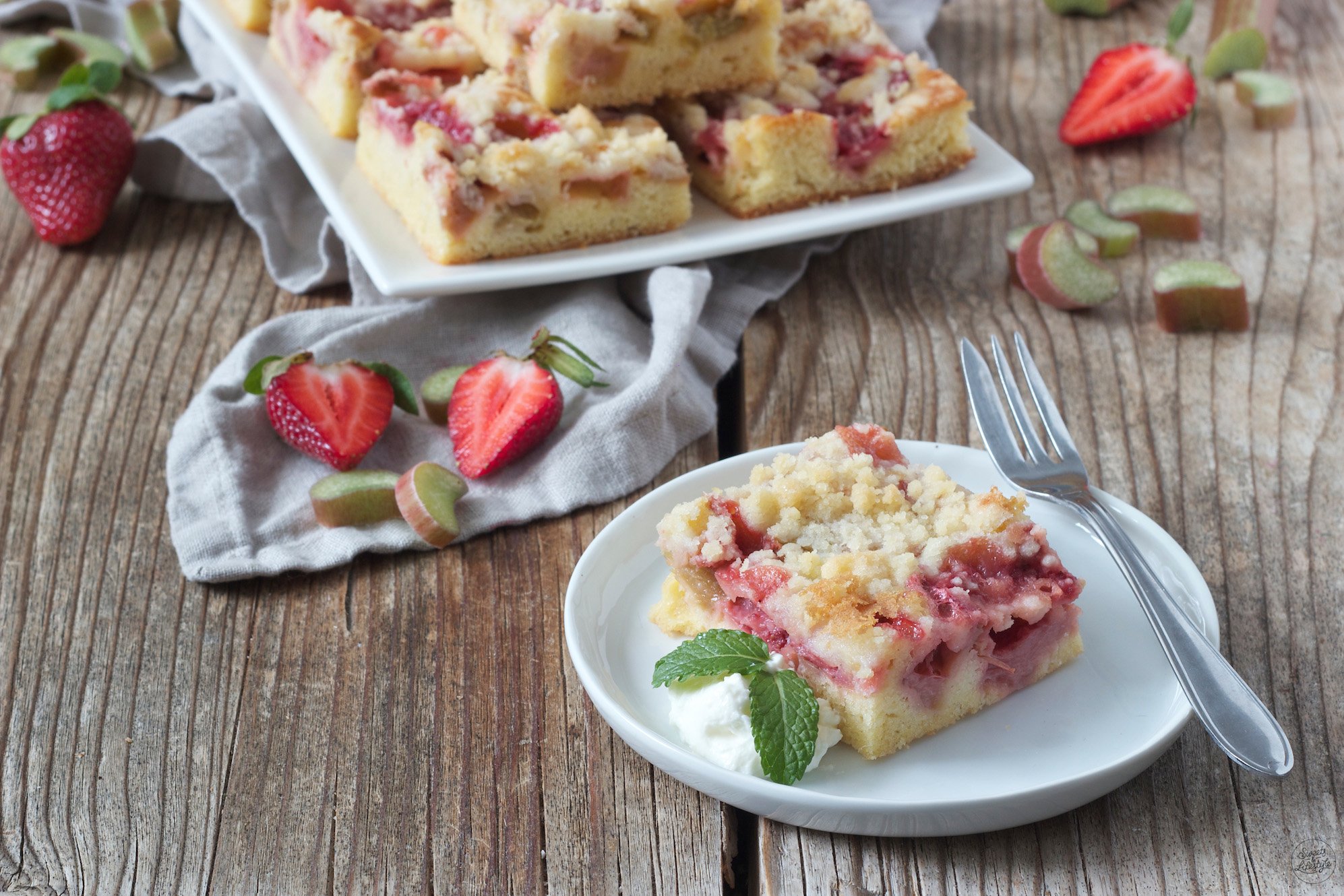 Erdbeer Rhabarber Kuchen mit Streusel - Rezept - Sweets &amp; Lifestyle®