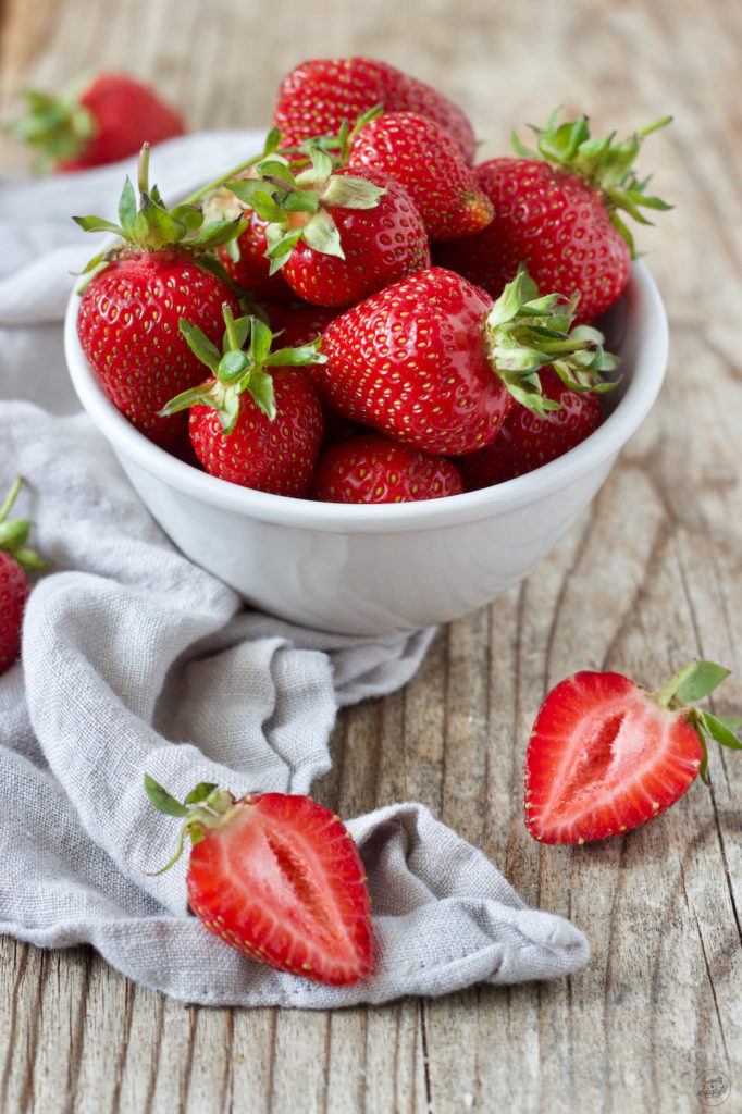 frische Erdbeeren vom Feld für die Erdbeer-Minze-Marmelade von Sweets & Lifestyle®