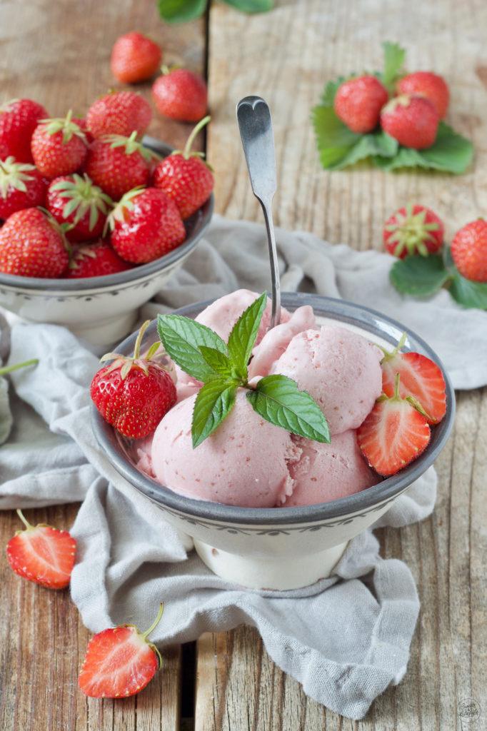 Cremiges Erdbeereis ohne Eismaschine gemacht nach dem Erdbeereis Rezept von Sweets & Lifestyle®