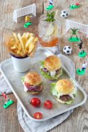 Fußballburger mit selbst gemachten Fußball Burger Buns für den Kindergeburtstag nach einem Rezept von Sweets & Lifestyle®