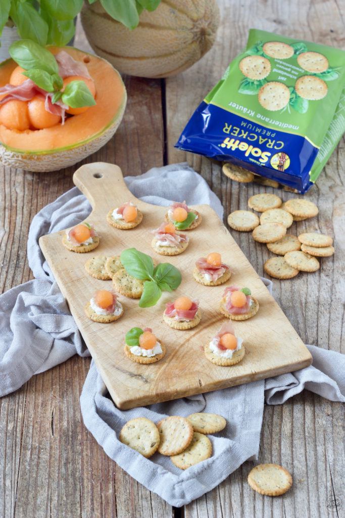 Cracker belegt mit Rohschinken und Melone als Fingerfood serviert von Sweets & Lifestyle®