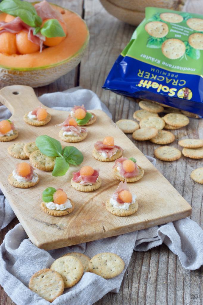 Cracker mit Rohschinken und Melone belegt als Fingerfood serviert von Sweets & Lifestyle®