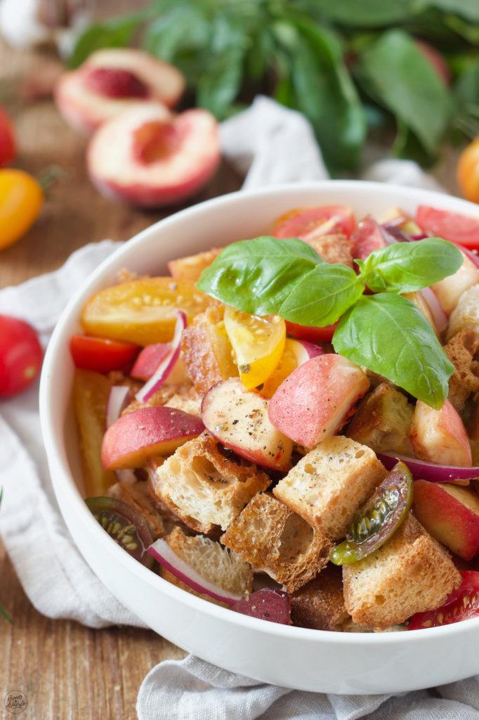 Panzanella Salat mit frischen Pfirsichen aus dem Garten von Sweets & Lifestyle®