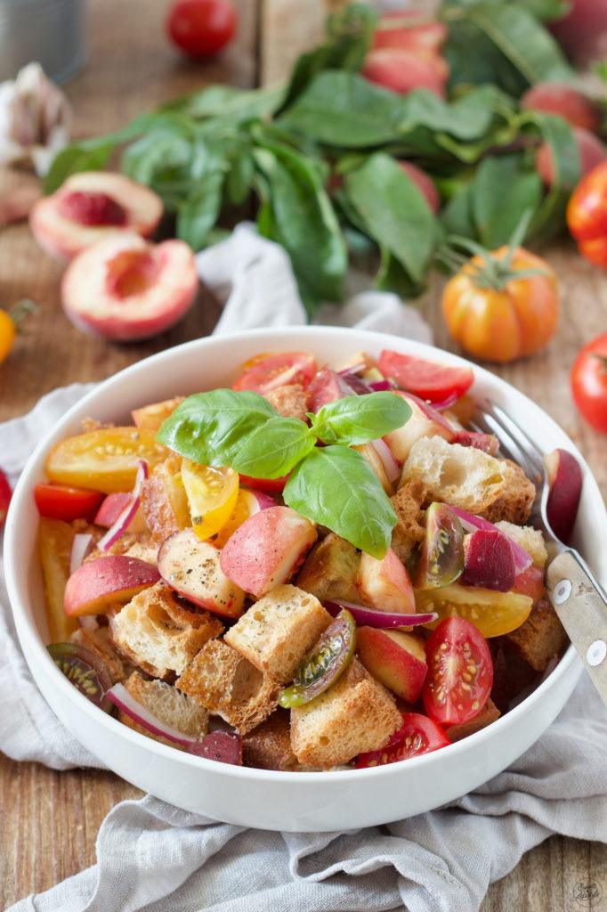 Panzanella Salat mit Tomaten und Pfirsichen nach einem Rezept von Sweets & Lifestyle®