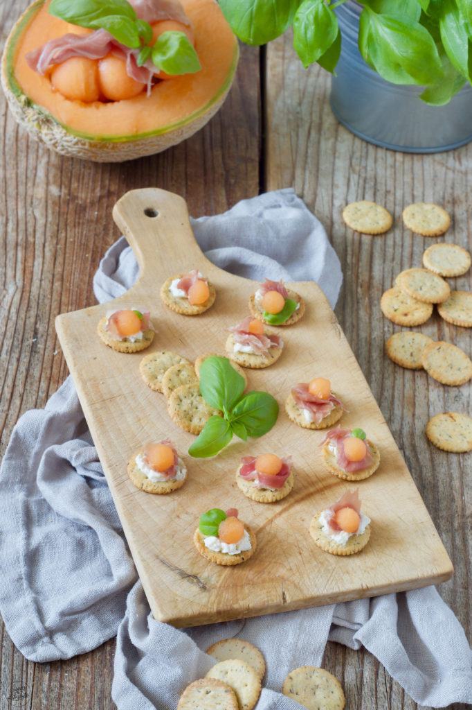 Rohschinken-Melonen-Cracker als schnelles Fingerfood nach einem Rezept von Sweets & Lifestyle®