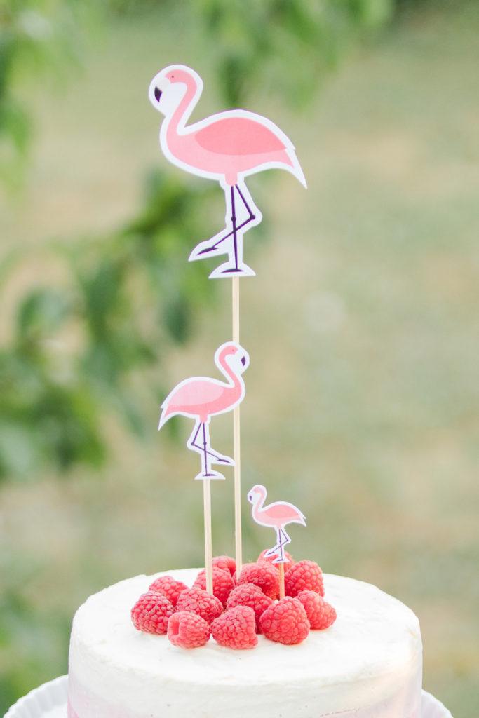 Selbst gemachte Flamingo Cake Topper aus dem Sommerparty Deko-Set von Sweets & Lifestyle®