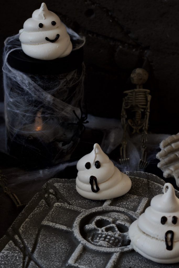Gruselige Baiser Geister für Halloween nach einem Rezept von Sweets & Lifestyle®