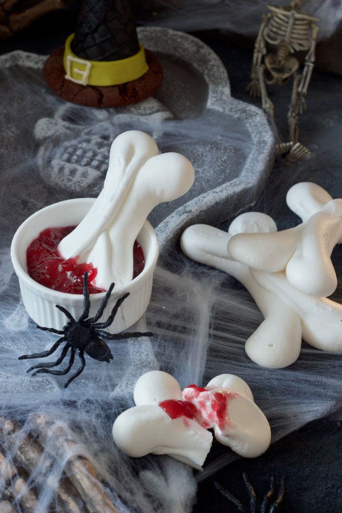 Baiserknochen als Fingerfood für Halloween nach einem Rezept von Sweets & Lifestyle®