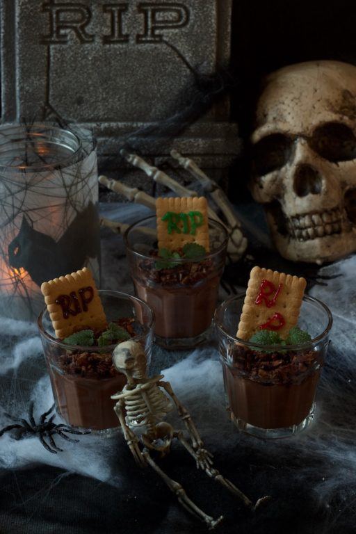 Gruseliger Schokopudding als Halloween Dessert im Glas von Sweets & Lifestyle®