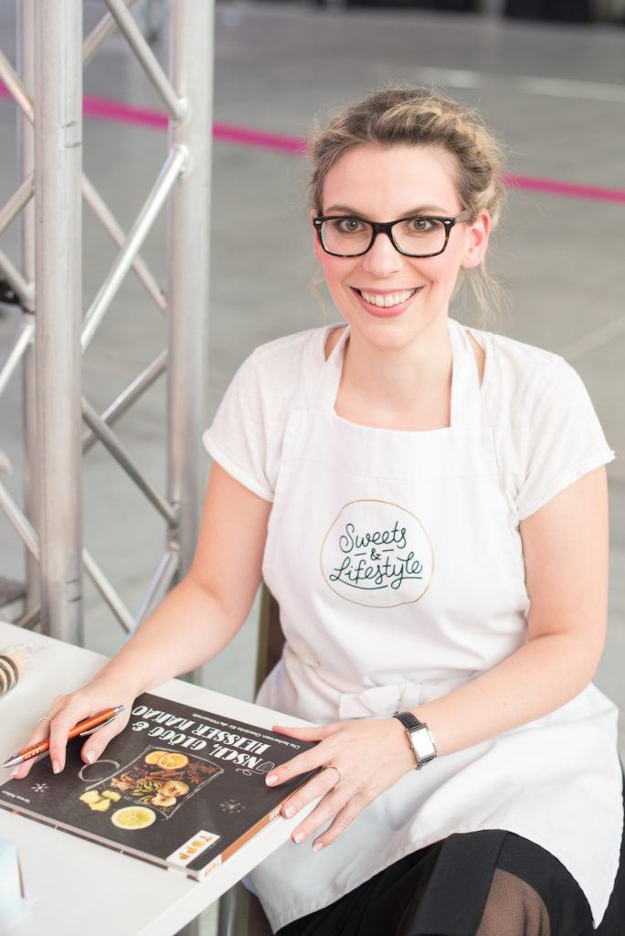 Verena Pelikan von Sweets & Lifestyle® beim Signieren ihres Buches Punsch Glögg und heißer Kakao auf der Kuchenmesse Wien