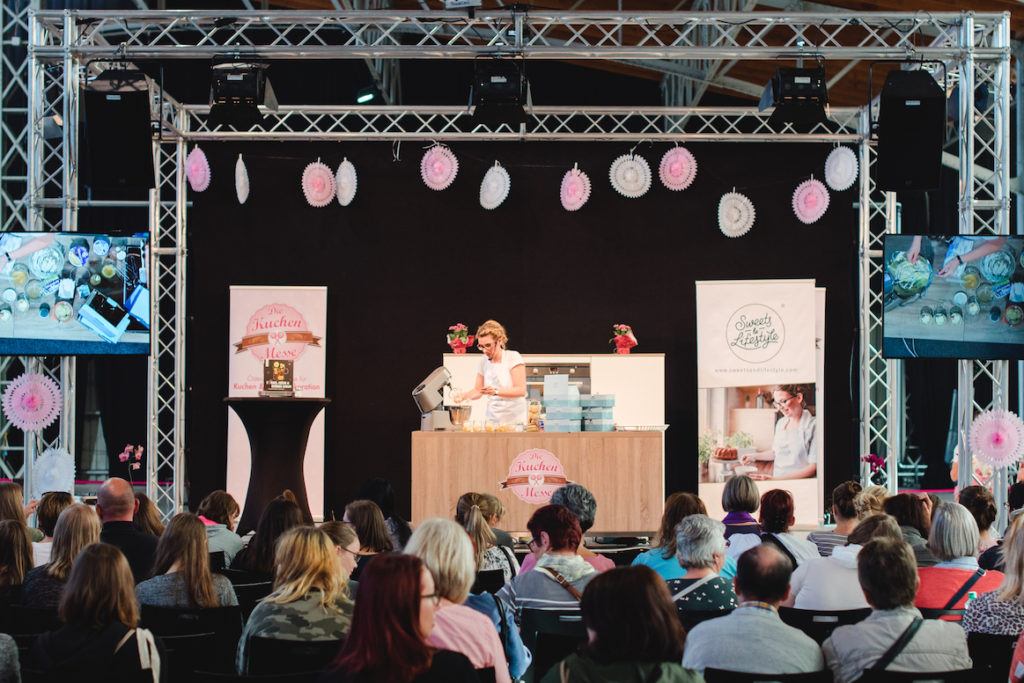 Verena Pelikan von Sweets & Lifestyle® kreierte Desserts im Glas auf der Showbühne der Kuchenmesse Wien