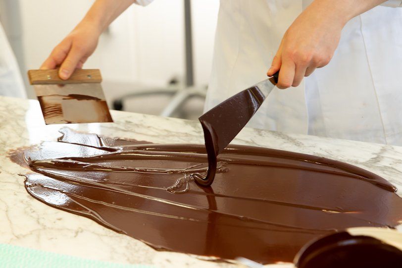 Abkühlen der Schokolade beim Schokolade selber machen bei Ritter Sport in Waldenbuch