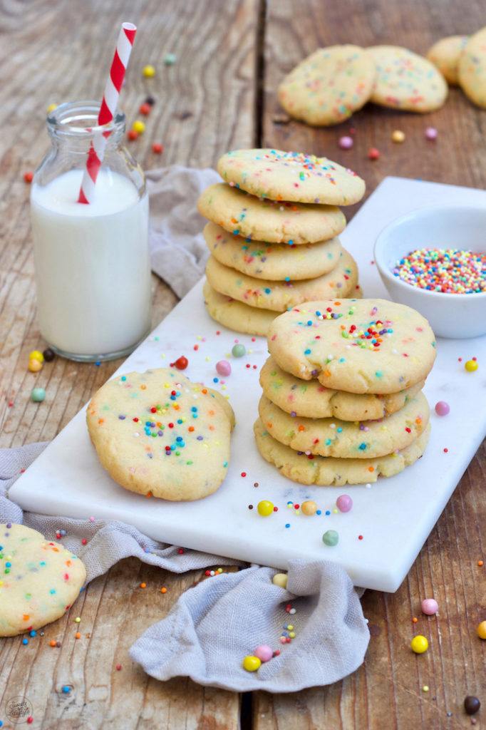 Leckere Konfetti Cookies für den Kindergeburtstag nach einem Rezept von Sweets & Lifestyle® 