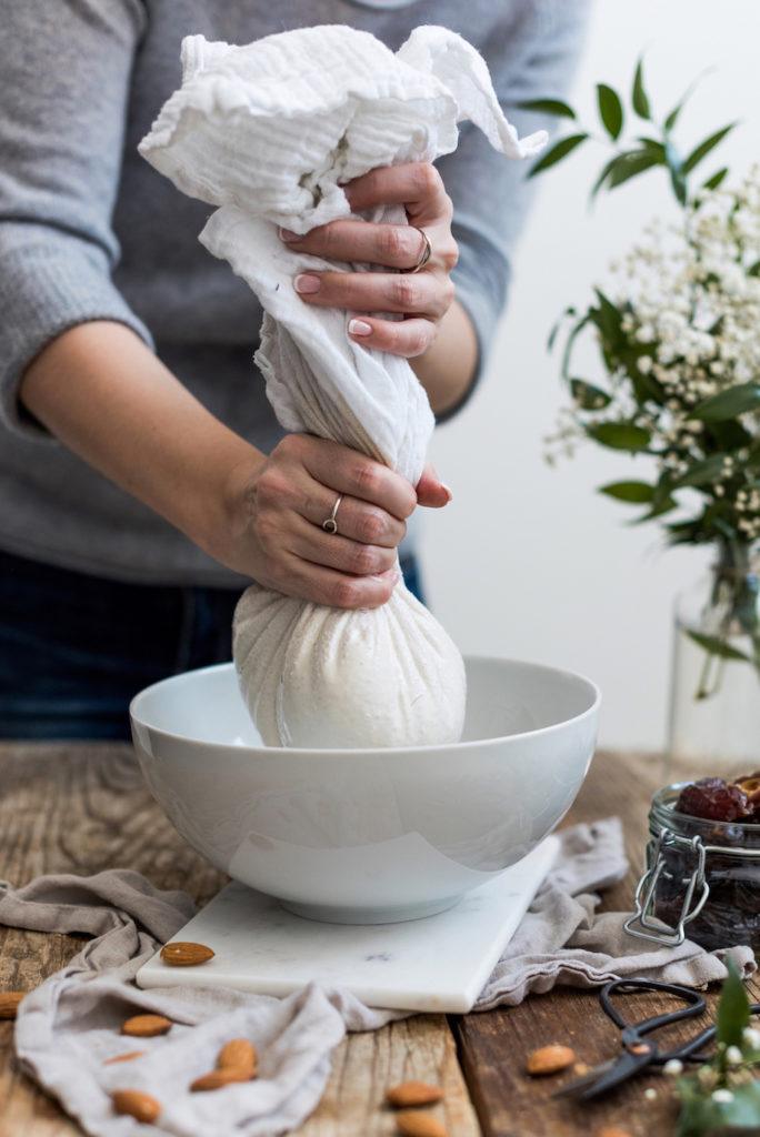 Mandelmilch abseihen wie Verena von Sweets & Lifestyle® durch ein Baumwolltuch