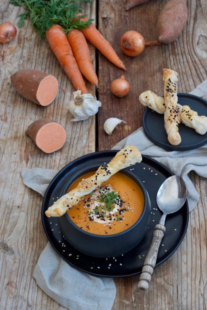 Leckere Süßkartoffel-Karotten-Suppe ohne Kokosmilch nach einem Rezept von Sweets & Lifestyle®